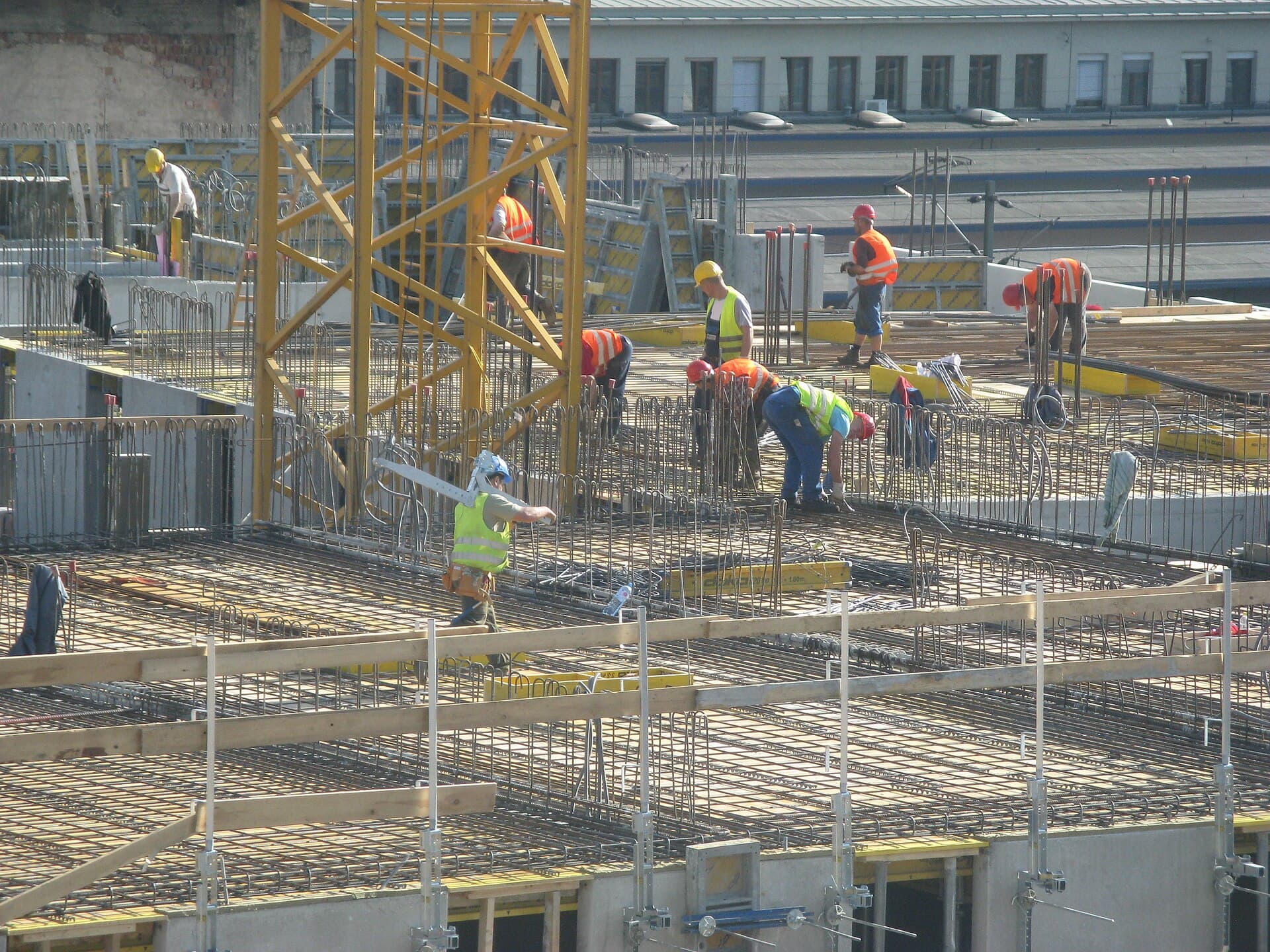 Équipe BuildyMat sur un chantier, armatures et coffrage en cours